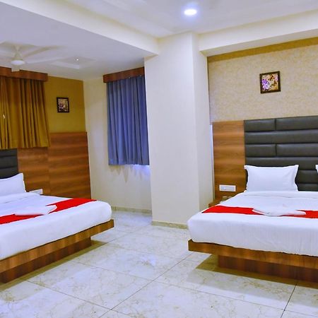Hotel Krishna Palace อานันด์ ภายนอก รูปภาพ