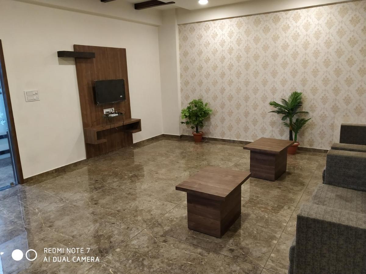 Hotel Krishna Palace อานันด์ ภายนอก รูปภาพ