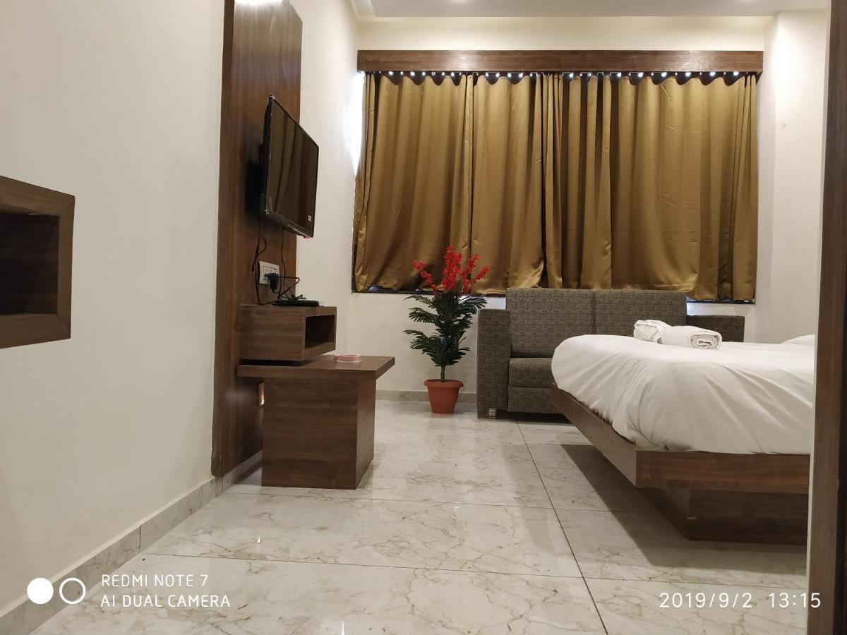Hotel Krishna Palace อานันด์ ภายนอก รูปภาพ