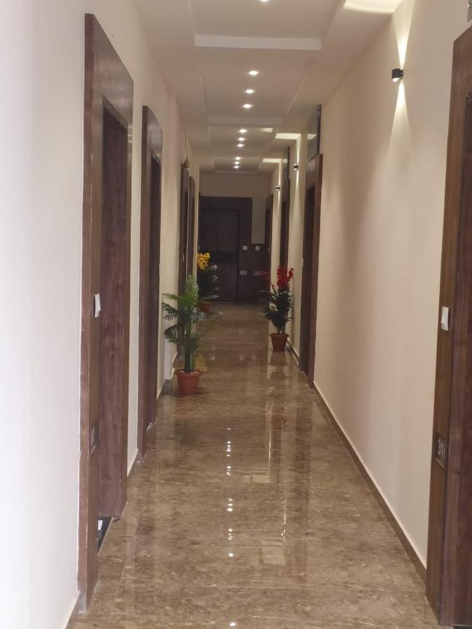 Hotel Krishna Palace อานันด์ ภายนอก รูปภาพ