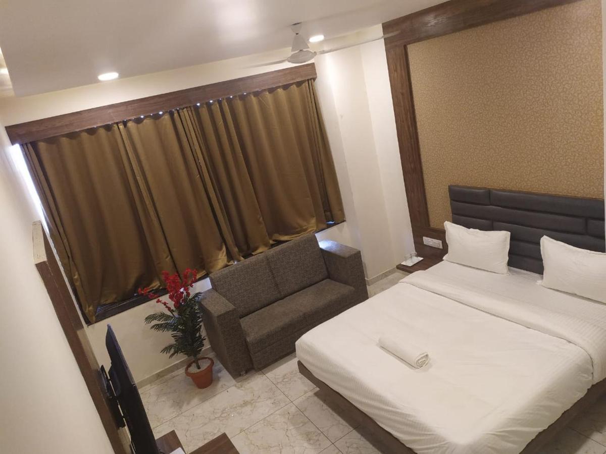 Hotel Krishna Palace อานันด์ ภายนอก รูปภาพ
