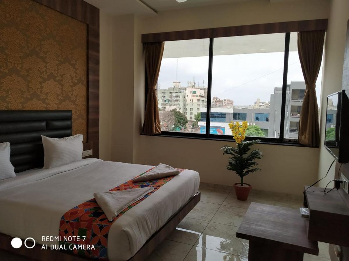 Hotel Krishna Palace อานันด์ ภายนอก รูปภาพ