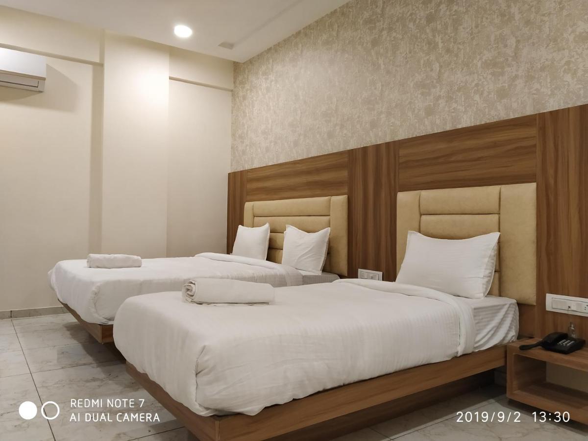 Hotel Krishna Palace อานันด์ ภายนอก รูปภาพ