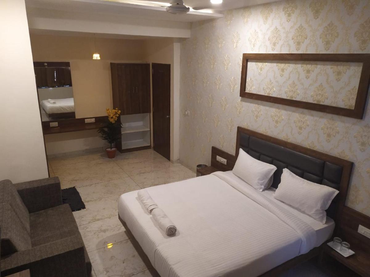 Hotel Krishna Palace อานันด์ ภายนอก รูปภาพ