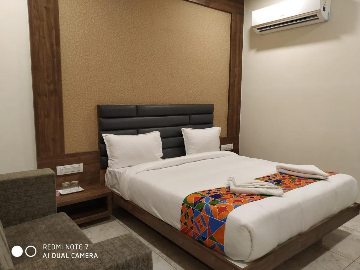 Hotel Krishna Palace อานันด์ ภายนอก รูปภาพ