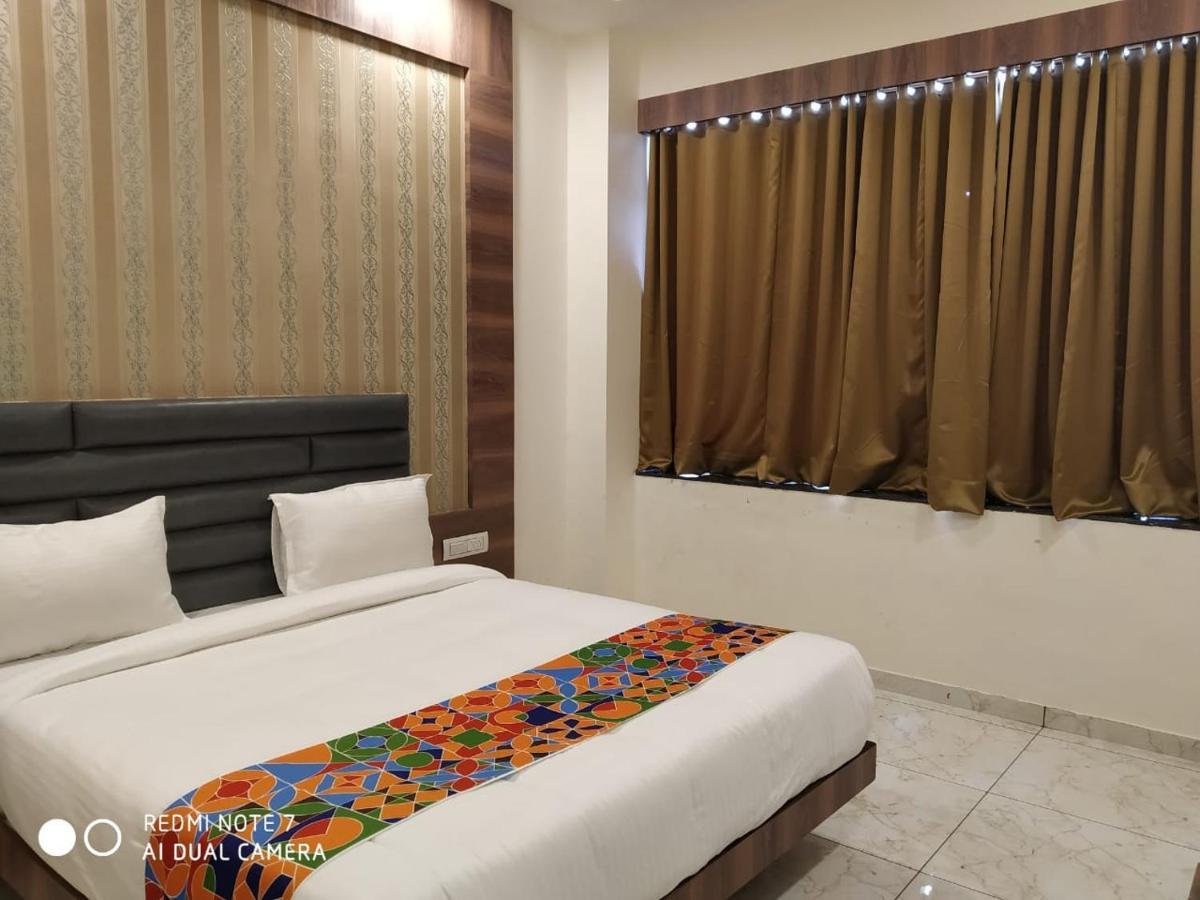 Hotel Krishna Palace อานันด์ ภายนอก รูปภาพ