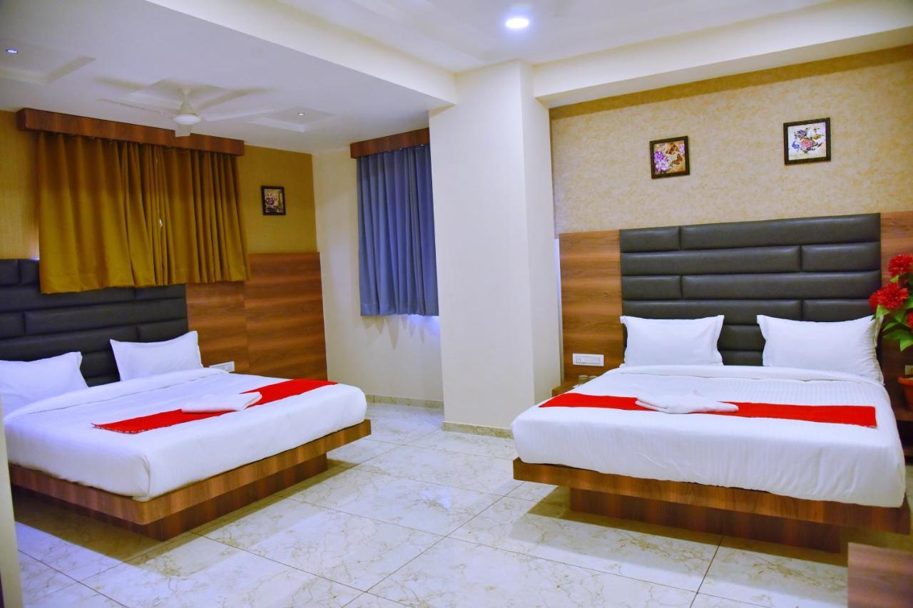 Hotel Krishna Palace อานันด์ ภายนอก รูปภาพ