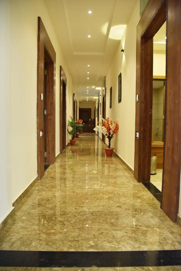 Hotel Krishna Palace อานันด์ ภายนอก รูปภาพ