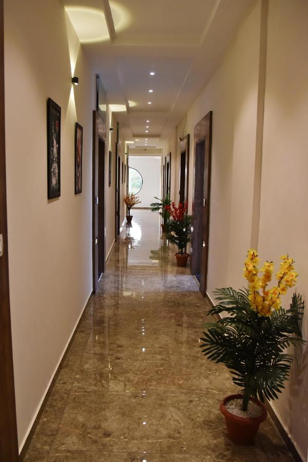 Hotel Krishna Palace อานันด์ ภายนอก รูปภาพ