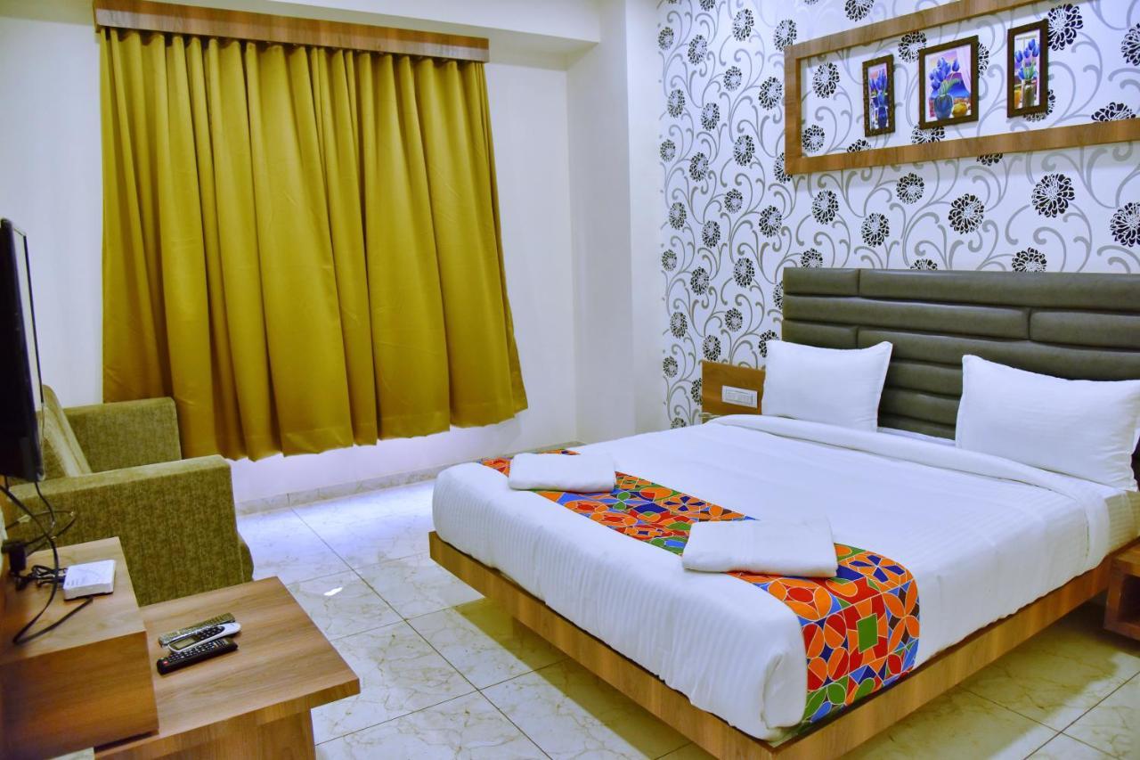 Hotel Krishna Palace อานันด์ ภายนอก รูปภาพ